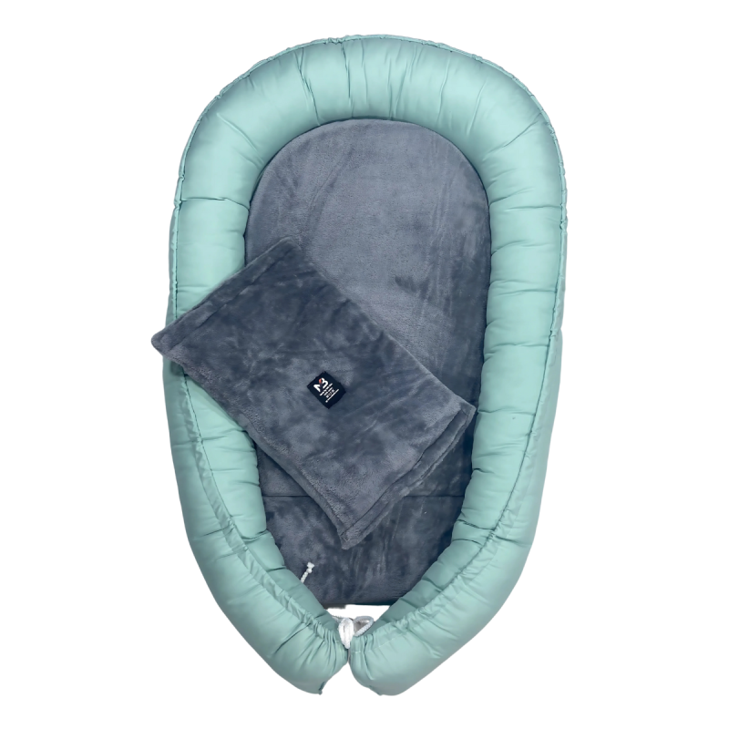 Nid bébé vert d’eau et gris – 100% coton & polaire – 110 x 73 cm Nid bébé vert d’eau et gris – 100% coton & polaire – 110 x 73 cm